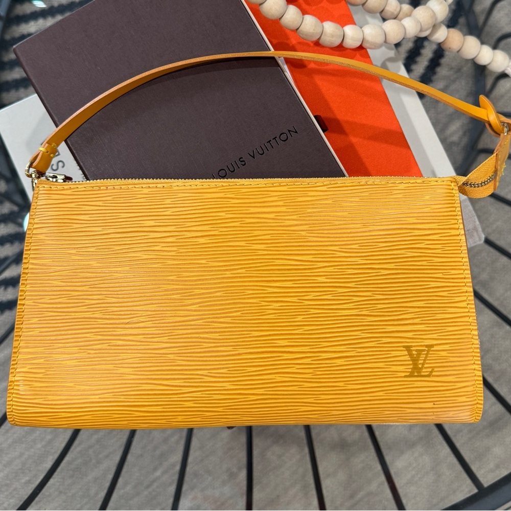 ⭐️SALE⭐️LOUIS VUITTON Epi Leather Pochette. Excellent condition in Yellow.